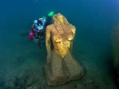 Taucher besucht die Statue im Blausee
