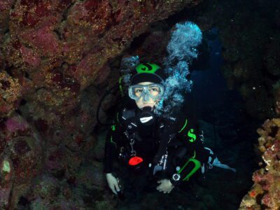 PADI Cavern Diver in einer Grotte.